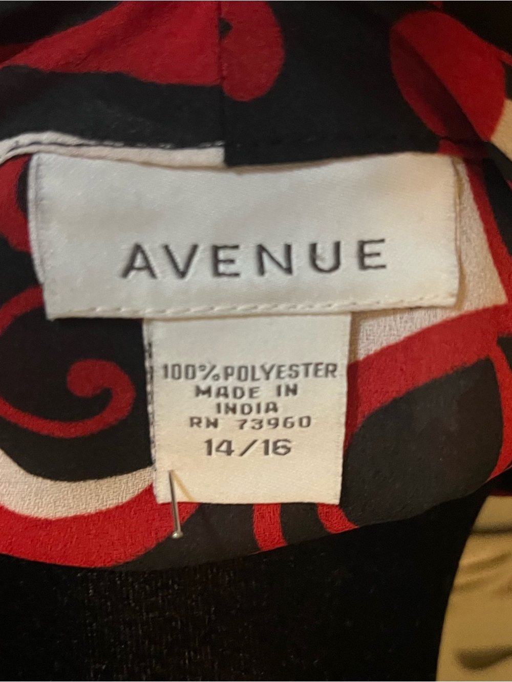 AVENUE ABSTRACT RED BLACK & WHITE FLORAL & SWIRLS DESIGN PLUS SIZE TOP - Picture 9 of 9